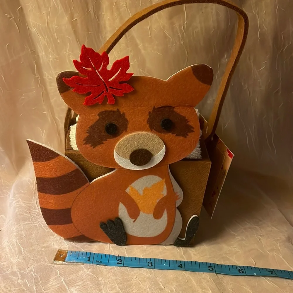 NWT- 3 pack washcloths 100% cotton in felt basket w/ raccoon on front